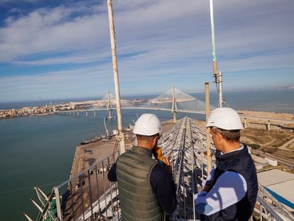 Endesa conecta los nuevos cables de alta tensión de las Torres de Cádiz.
