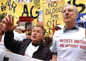 Martin Sheen (a la izquierda) y James Cromwell, en una manifestación contra la guerra el pasado 15 de febrero en Los Ángeles.