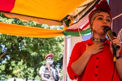 Una imagen de Aya Chebbi en medio de un discurso.