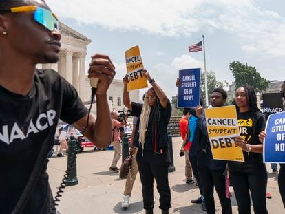 Estudiantes de la NAACP, conocida como la Asociación Nacional para el Progreso de las Personas de Color, protestan por la sentencia frente al Tribunal Supremo, este viernes en Washington.