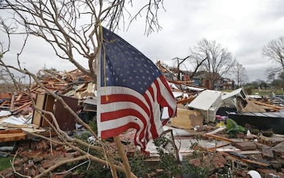 Los restos de una bandera ondean tras el paso del tornado por Garland.