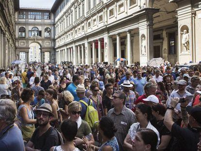 Centenares de visitantes hacen cola para entrar en los Uffizi. 