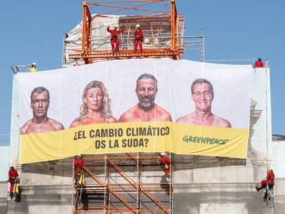 Lona desplegada por activistas de Greenpeace en Madrid el pasado 11 de julio.