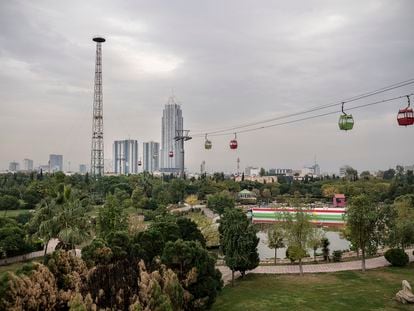 Vista del teleférico del parque Shanadar en Erbil y varios edificios en el fondo; en la última década, el dinero del petróleo ha permitido un gran desarrollo inmobiliario en la capital del Kurdistán iraquí, beneficiando a una pequeña élite.