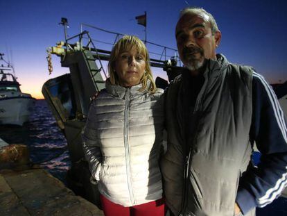 José Durá y su mujer, Pepi Irles, en el puerto de Santa Pola, mientras esperan noticias de su hijo. 