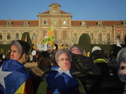 Manifestantes con caretas de Puigdemont ante el Parlament.