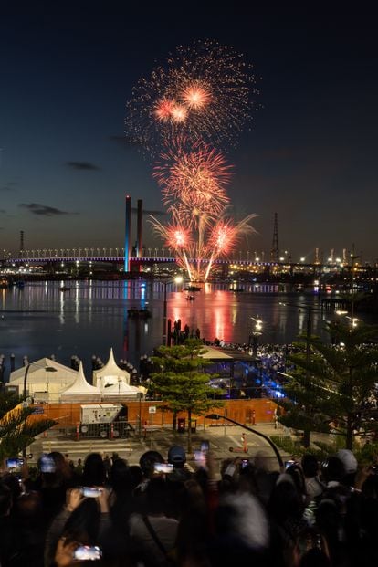 Vista de los fuegos artificiales sobre el puente Bolte de Melbourne (Australia) para celebrar el Año Nuevo.