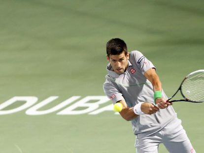 Novak Djokovic, en un partido en Dub&aacute;i. 