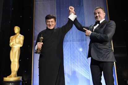 Jackie Chan recibe con el Oscar en la mano la felicitaci&oacute;n de Sylvester Stallone. 