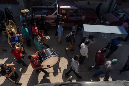 La banda de música Alfa y Omega acompaña el cortejo fúnebre por Abimael Jiménez, de 16 años, hasta el panteón de Tepuxtepec. 