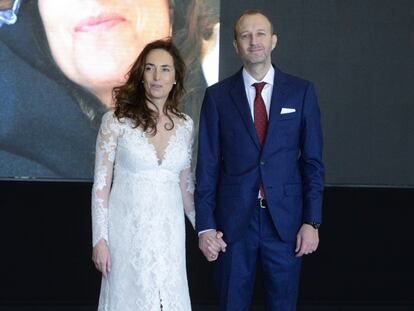 La eurodiputada de Ciudadanos, Carolina Punset, y el portavoz del grupo en las Cortes Valencianas, Alexis Marí, se han dado hoy el "sí quiero" en una ceremonia civil celebrada en Valencia. El edificio Veles e Vents ha sido el escenario escogido para celebrar la boda, que ha coincidido con la asamblea que celebra en Madrid Ciudadanos para renovar a la dirección del partido. El alcalde de Valencia, Joan Ribó, ha oficiado el enlace en el que ha intervenido el presidente de la Generalitat, Ximo Puig, que ha leído versos de Ausias March, y la vicepresidenta del Consell, Mónica Oltra
