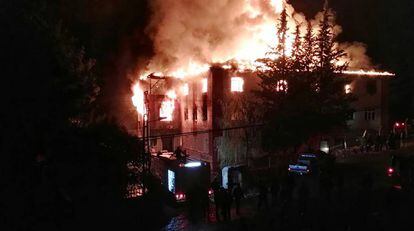 Incendio en una residencia de estudiantes en Adana (Turqu&iacute;a), este martes. 