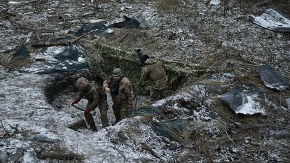Soldados ucranios disparan un mortero en Donetsk.