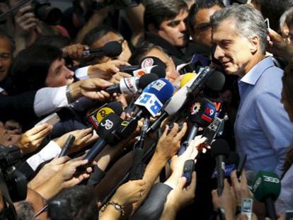Macri atiende a los medios de comunicación tras su victoria electoral.