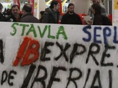 Trabajadores de Iberia en Barajas durante la huelga de ayer
