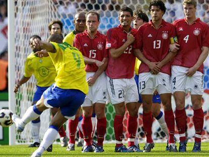 Adriano marca, de falta, uno de sus dos goles a Alemania.