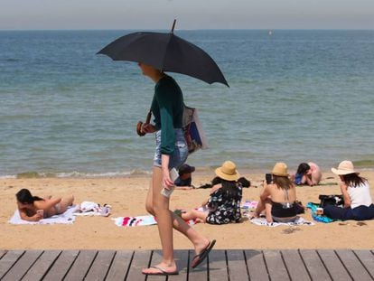 Gente en la playa de St. Kilda, al sur de Melbourne.