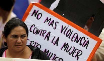 Mujeres participan en la manifestación el día internacional de la eliminación de la violencia contra la mujer, en Asunción.