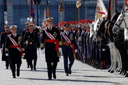 King Felipe VI reviews the Royal Guard this Saturday, after his arrival at the Plaza de la Armería of the Royal Palace during the Military Easter ceremony.