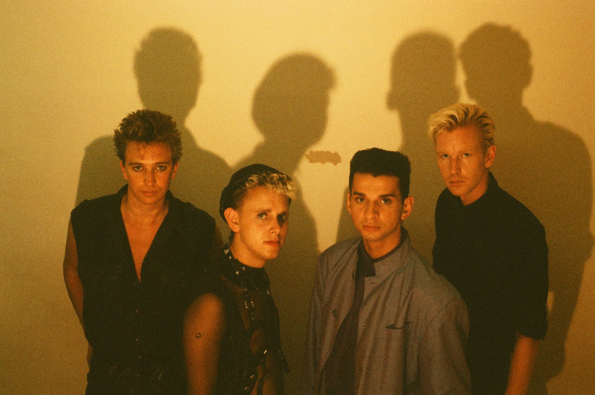 Депеш мод лучше. Группа Depeche Mode в молодости. Depeche Mode празднуют. Депеш мод на рабочий стол. Альбом спирит депеш мод.