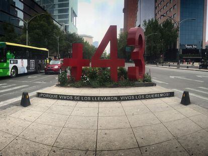 El antimonumento para recordar a los 43 estudiantes desaparecidos de Ayotzinapa sobre la avenida Paseo de la Reforma.