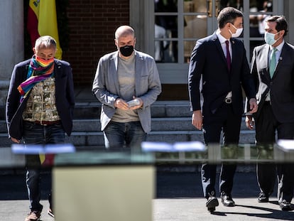 Desde la izquierda, los secretarios generales de UGT, José María Álvarez, y CC OO, Unai Sordo; el presidente del Gobierno, Pedro Sánchez, y los
presidentes de CEOE, Antonio Garamendi, y Cepyme, Gerardo Cuerva, reunidos el 3 de julio en La Moncloa.