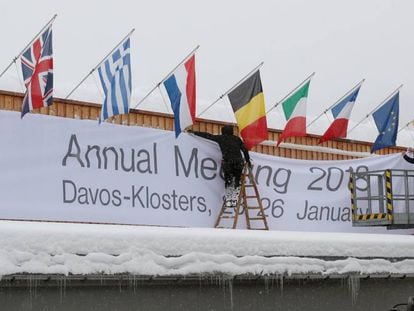 Dos operarios trabajan preparando el centro de congresos de Davos donde se celebrar&aacute; el Foro Econ&oacute;mico Mundial