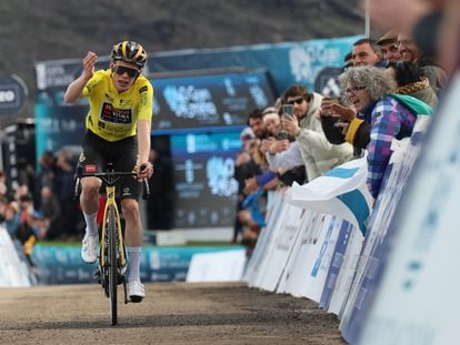 Vingegaard lanza un beso al cruzar la meta del Alto do Castelo.