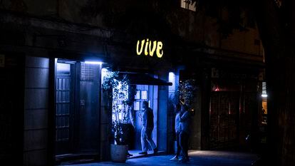 Un grupo de hombres entra al club nocturno Vive Madrid, en el distrito de Tetuán de la capital, el 16 de junio. 