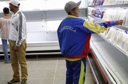 arias personas compran alimentos en un supermercado estatal el pasado 9 de enero en Caracas.