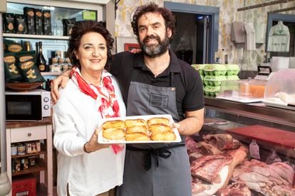 Aritza Gabiria y su madre, Jaione Aguirre, en la carnicería Gabiria (Getxo) con las mejores torrijas tradicionales del concurso nacional.