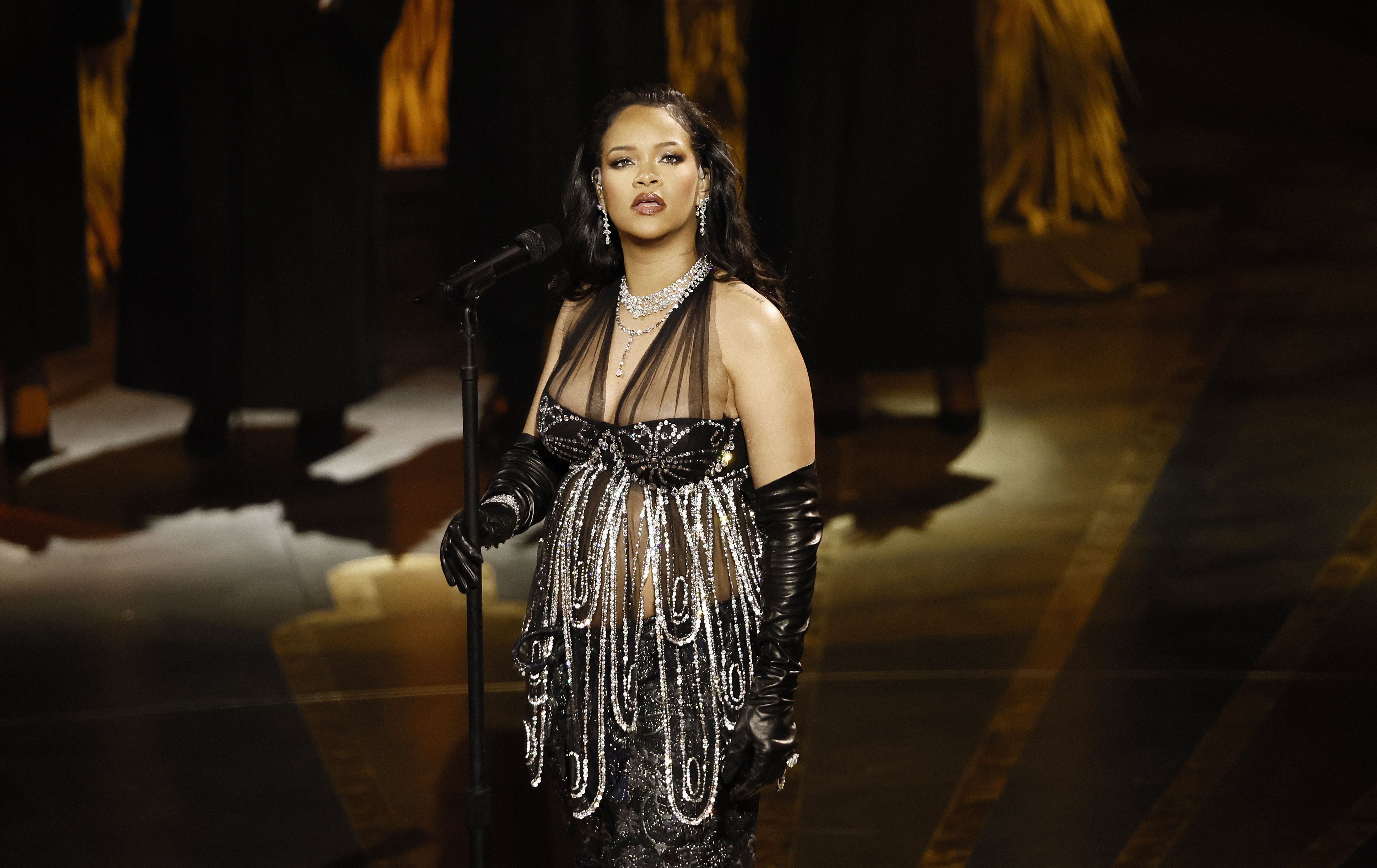 La cantante Rihanna interpretando la canción  'Lift Me Up', con la que competía al Oscar a mejor canción original. 