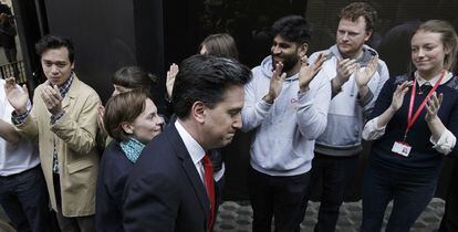Ed Miliband, líder laborista ha asumido toda la “responsabilidad” por la “derrota” cosechada en las elecciones celebradas este jueves en Reino Unido. En la imagen Miliband, llega a la sede del Partido Laborista en Londres.