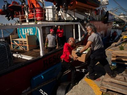 La tripulación del barco 'Open Arms' estiba el barco justo antes de su salida hacia Gaza cargado con 200 toneladas de ayuda humanitaria