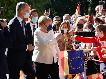 La canciller alemana, Angela Merkel, antes de recoger el premio europeo Carlos V, en Cuacos de Yuste (Cáceres), acompañada del rey Felipe VI.