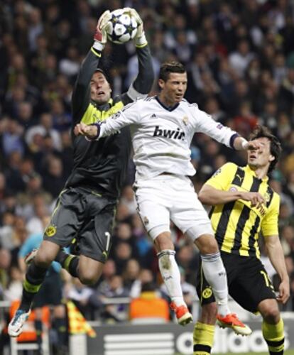 Weidenfeller bloca el balón ante Cristiano.