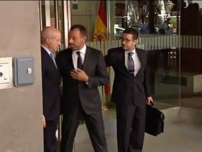 Ruz señala el camino del banquillo a la directiva del Barça