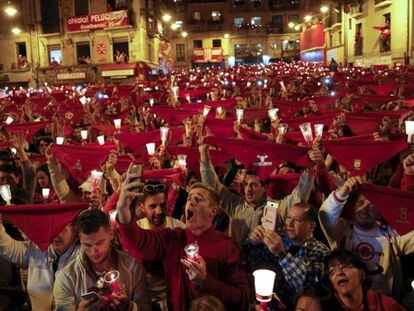Miles de personas despiden los Sanfermines 2016 en Pamplona.