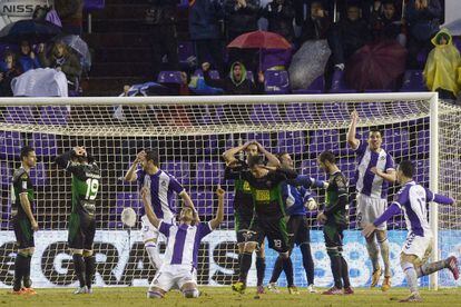 Osorio, de rodillas, celebra uno de sus goles.