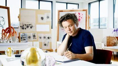 Jean-Michel Othoniel trabajando en el frasco de J’adore para Dior en su taller de Bas-Montreuil, en la periferia de París.