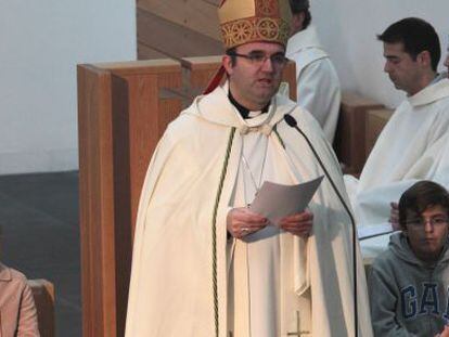 El obispo de San Sebasti&aacute;n, Jos&eacute; Ignacio Munilla, lee la homil&iacute;a ayer en una iglesia donostiarra.
