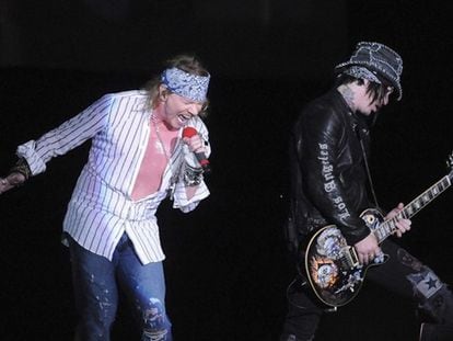 Axl Rose, el cantante de la banda estadounidense Guns n'Roses, ha recibido un botellazo en Lima tras hacer esperar tres horas al numeroso público de su concierto en la capital peruana. En las imágenes transmitidas por canales canales peruanos, y <a href="http://www.youtube.com/watch?v=WHVp7iAucCc" target="_blank">visibles en Youtube</a> , muestran cómo Axl Rose recibe un botellazo en el torso nada más salir al escenario. Muy comedido, Axl Rose ordena parar la música y dice al público: "Damas y caballeros, si quieren arrojar mierda, entonces nos vamos. Nos gustaría quedarnos un buen rato con ustedes y divertirnos juntos", y retoma su canción <i>Chinese Democracy</i> sin mayores incidentes. Axl Rose ha protagonizado incidentes parecidos en otros conciertos, como el registrado en Sao Paulo, Brasil, el pasado 13 de marzo, pero ya no baja a pelearse a puñetazos con el público como hacía hace diez años, en las épocas más "gamberras" del grupo.
