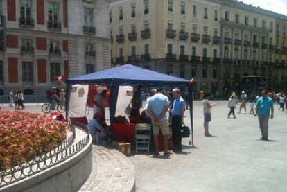 La carpa que la plataforma Derecho a Vivir ha instalado en la Puerta del Sol junto al Movimiento 15-M.