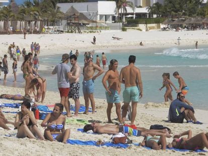 Un grupo de turistas disfruta de la playa en Cancún.