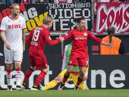 Javier &quot;Chicharito&quot; Hern&aacute;ndez festeja su gol 16 en Bundesliga ante el Koln.