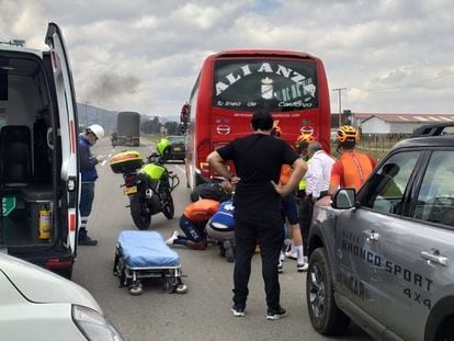 Momento tras el accidente de Egan Bernal con un autobús.