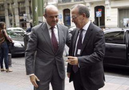 El ministro de Econom&iacute;a, Luis de Guindos (izquierda), acompa&ntilde;ado por el director general del Fondo de Reestructuraci&oacute;n Ordenada Bancaria (FROB), Antonio Carrascosa (derecha).