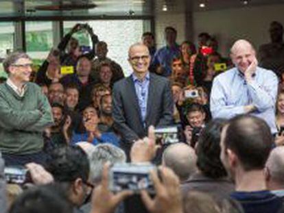 Satya Nadella, en el centro, junto a Bill Gates (izquierda) y Steve Ballmer, durante la presentaci&oacute;n del primero como nuevo consejero delegado ante los empleados de la compa&ntilde;&iacute;a en Redmond.