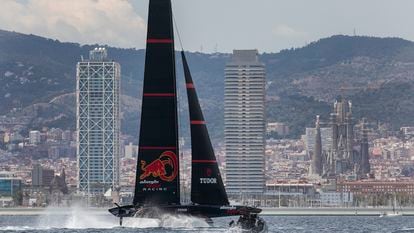 Entrenamiento del equipo suizo de Alinghi de la Copa del América ante la costa de Barcelona, en verano pasado.