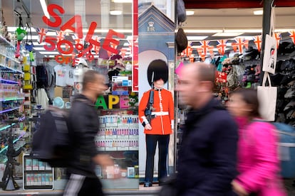 Peatones en Oxford Street, la comercial calle londinense, este viernes